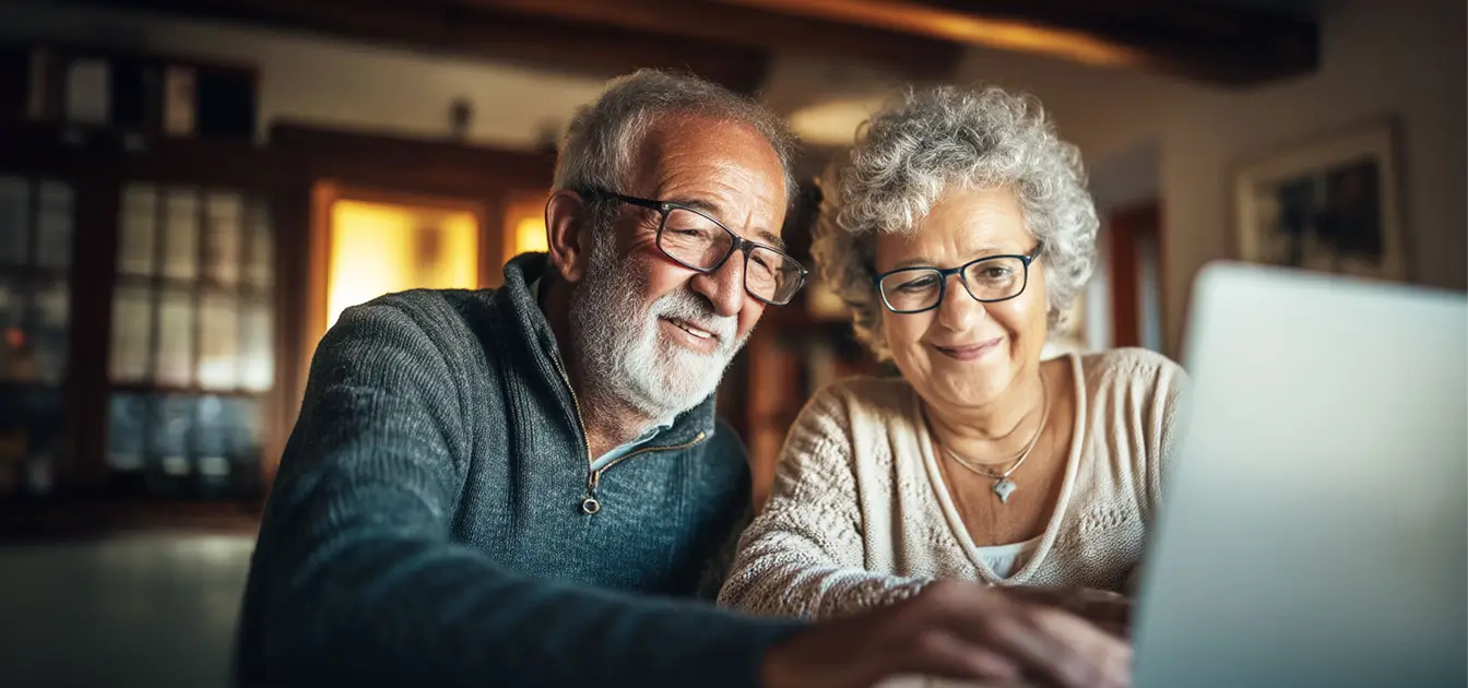 ζευγάρι 60 και πάνω μπροστά στον υπολογιστή