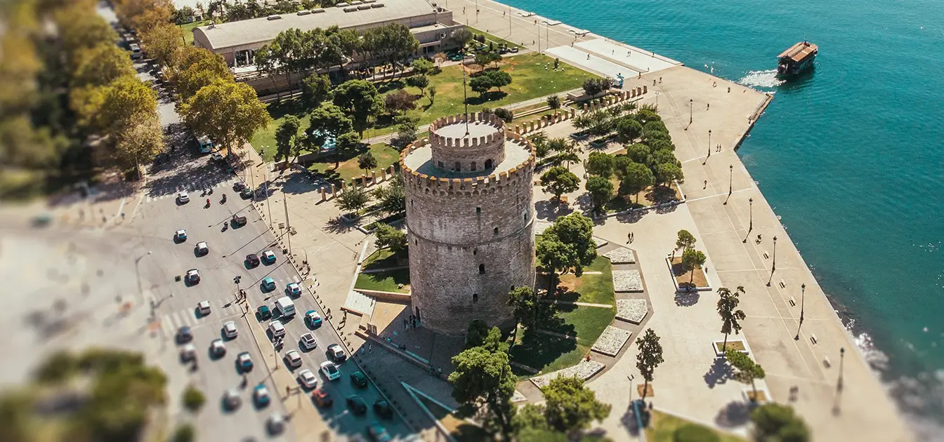Εναέρια άποψη του Λευκού Πύργου στη Θεσσαλονίκη με παραλιακό μέτωπο, δρόμο και αστικό τοπίο