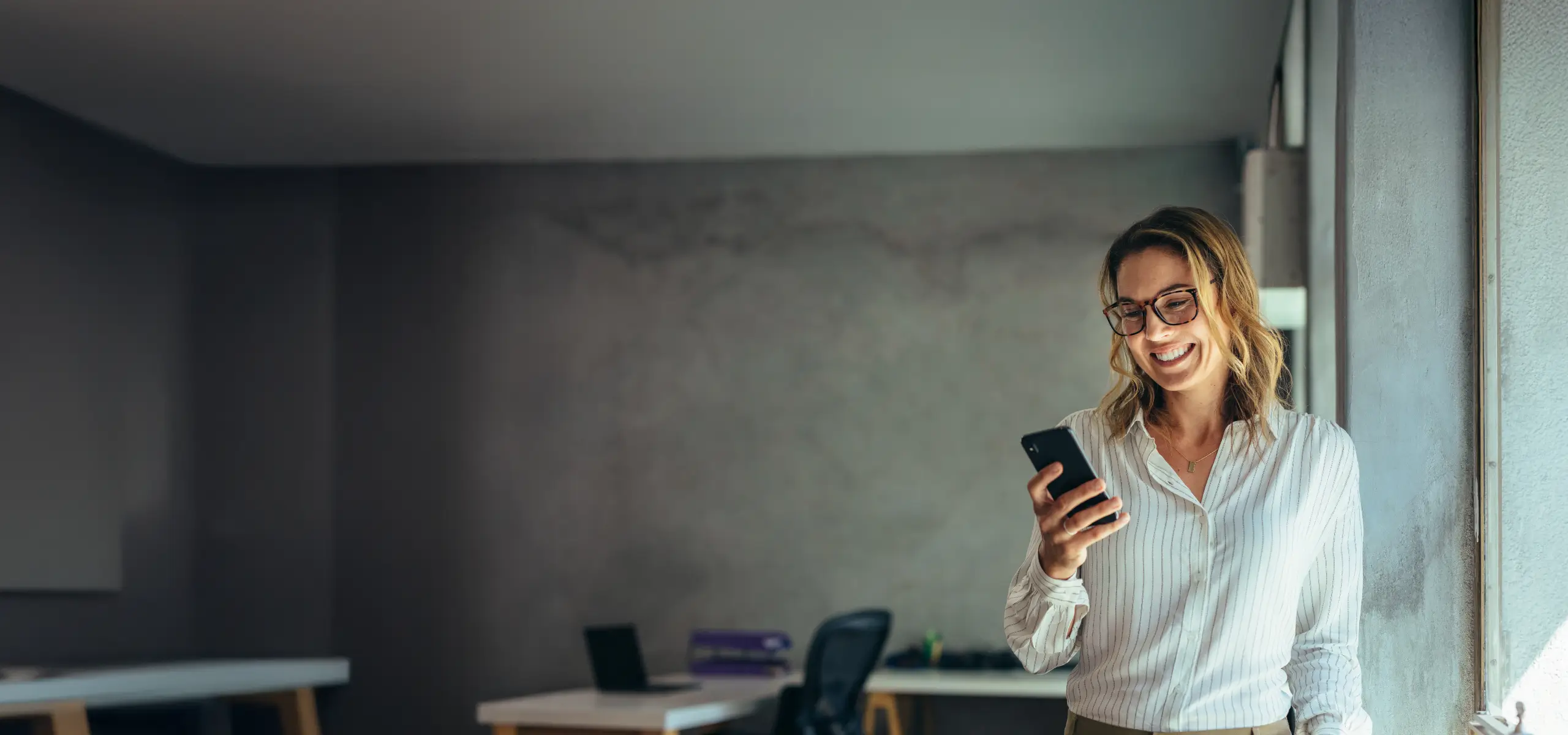 γυναικα που κοοτα το κινητο της