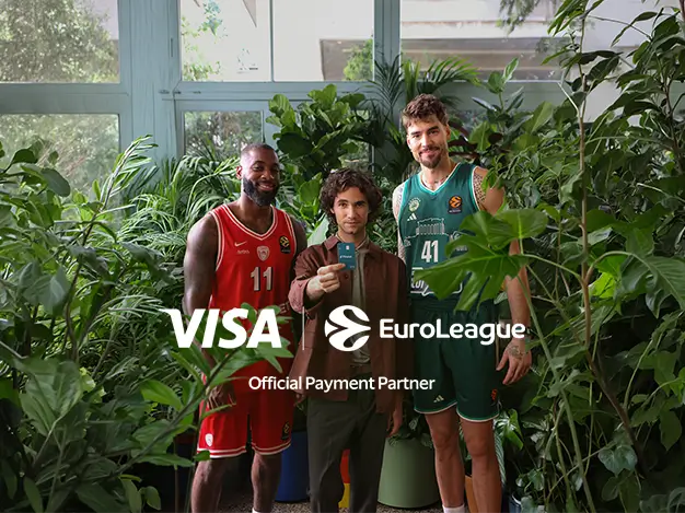 Δύο μπασκετμπολίστες της EuroLeague ποζάρουν μαζί με έναν άνδρα σε έναν χώρο γεμάτο φυτά. Στο κέντρο εμφανίζεται το λογότυπο Visa – EuroLeague, ενώ ο άνδρας κρατά μια κάρτα Piraeus Visa.