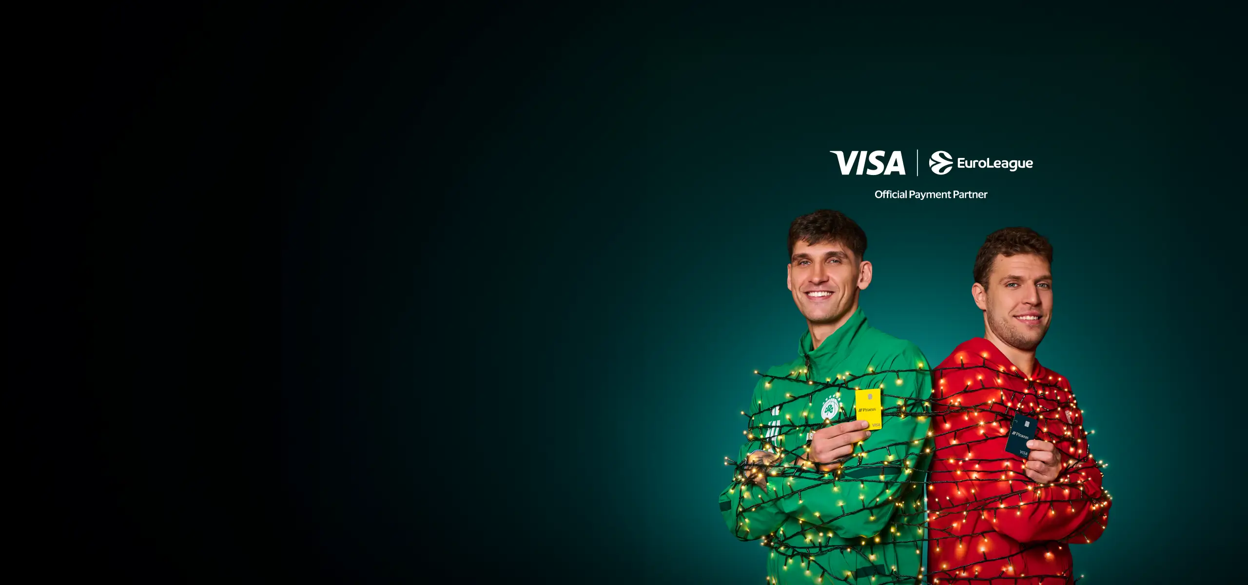Δύο αθλητές να ποζάρουν με στολές και φωτάκια Χριστουγέννων τυλιγμένα γύρω τους. Ο ένας φοράει πράσινη στολή και κρατάει μια κάρτα Visa, ενώ ο άλλος φοράει κόκκινη στολή και κρατάει επίσης μια κάρτα Visa. Στο επάνω μέρος της εικόνας φαίνεται το λογότυπο της Visa και της EuroLeague, με την ένδειξη "Official Payment Partner".