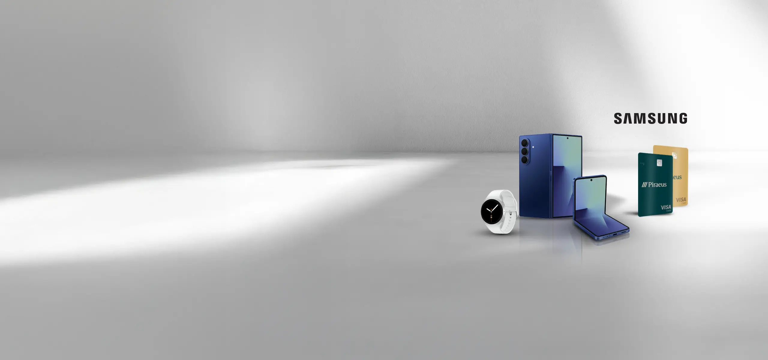 Συσκευές Samsung  δίπλα σε κάρτες Visa της Τράπεζας Πειραιώς, με το λογότυπο Samsung στο φόντο